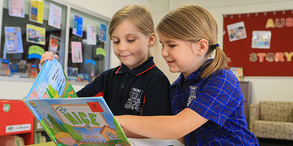 Pialba State School students reading